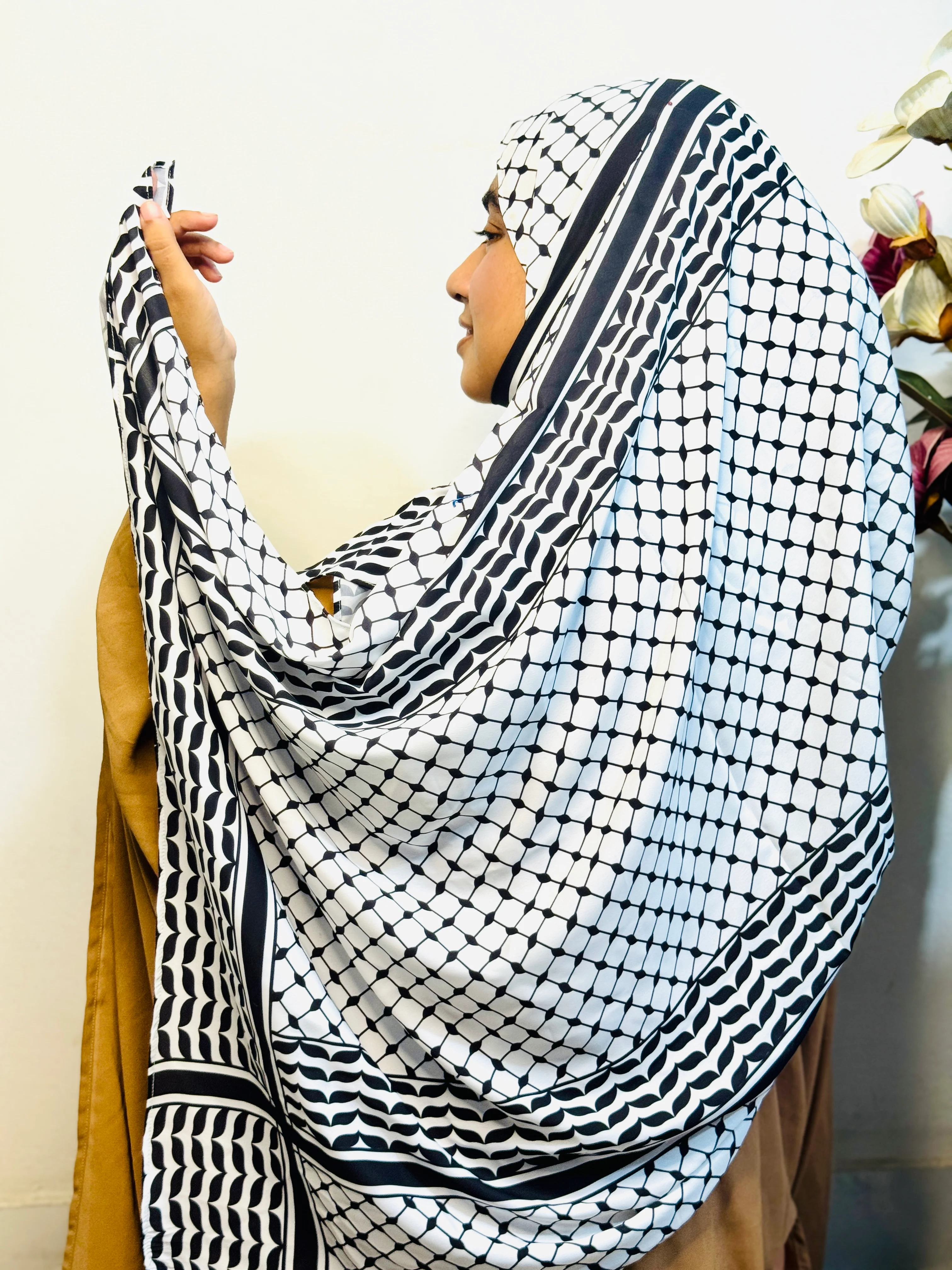 Shilpaholic White And Black  Keffiyah Hijab